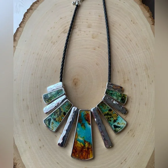 Resin Turquoise look necklace - Picture 2 of 4